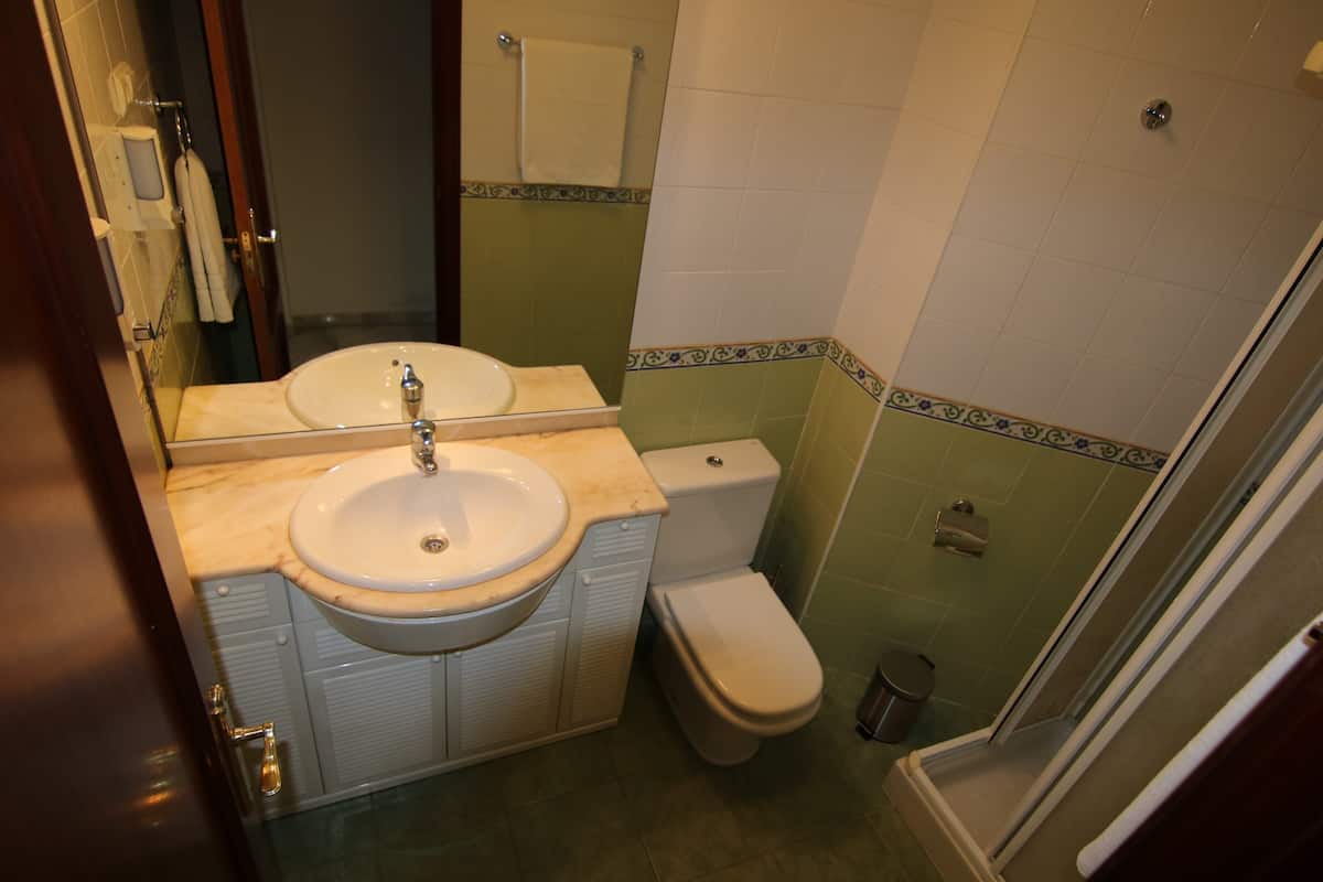 SE VENDE MAGNIFICO ATICO CON VISTAS AL  MAR EN LA CARIHUELA A 300 METROS DE LA PLAYA (TORREMOLINOS)