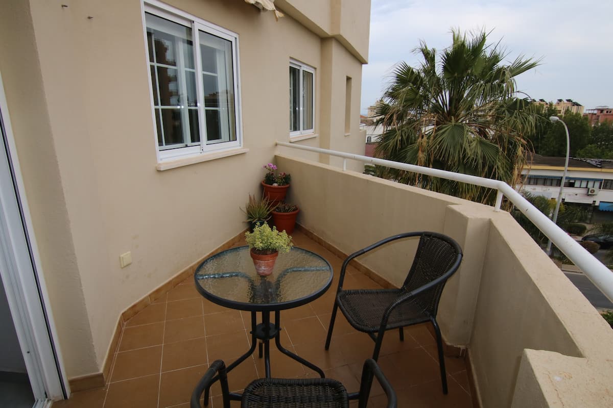 SE VENDE MAGNIFICO ATICO CON VISTAS AL  MAR EN LA CARIHUELA A 300 METROS DE LA PLAYA (TORREMOLINOS)