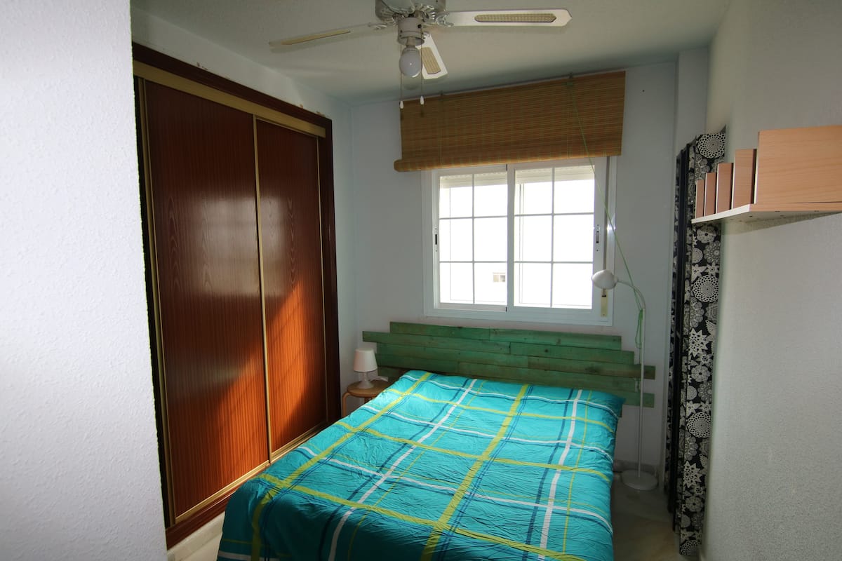 SE VENDE MAGNIFICO ATICO CON VISTAS AL  MAR EN LA CARIHUELA A 300 METROS DE LA PLAYA (TORREMOLINOS)