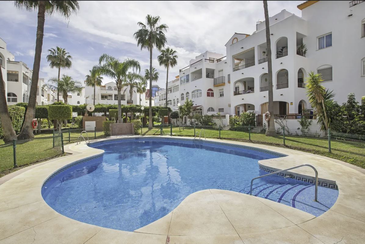 SE ALQUILA BONITO APARTAMENTO EN PLANTA  BAJA DESDE AHORA HASTA 30.6.26 Y DESDE   1.9.26 -30.-6.27 ENBENALMADENA