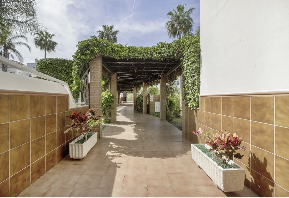 SE ALQUILA BONITO APARTAMENTO EN PLANTA  BAJA DESDE AHORA HASTA 30.6.26 Y DESDE   1.9.26 -30.-6.27 ENBENALMADENA