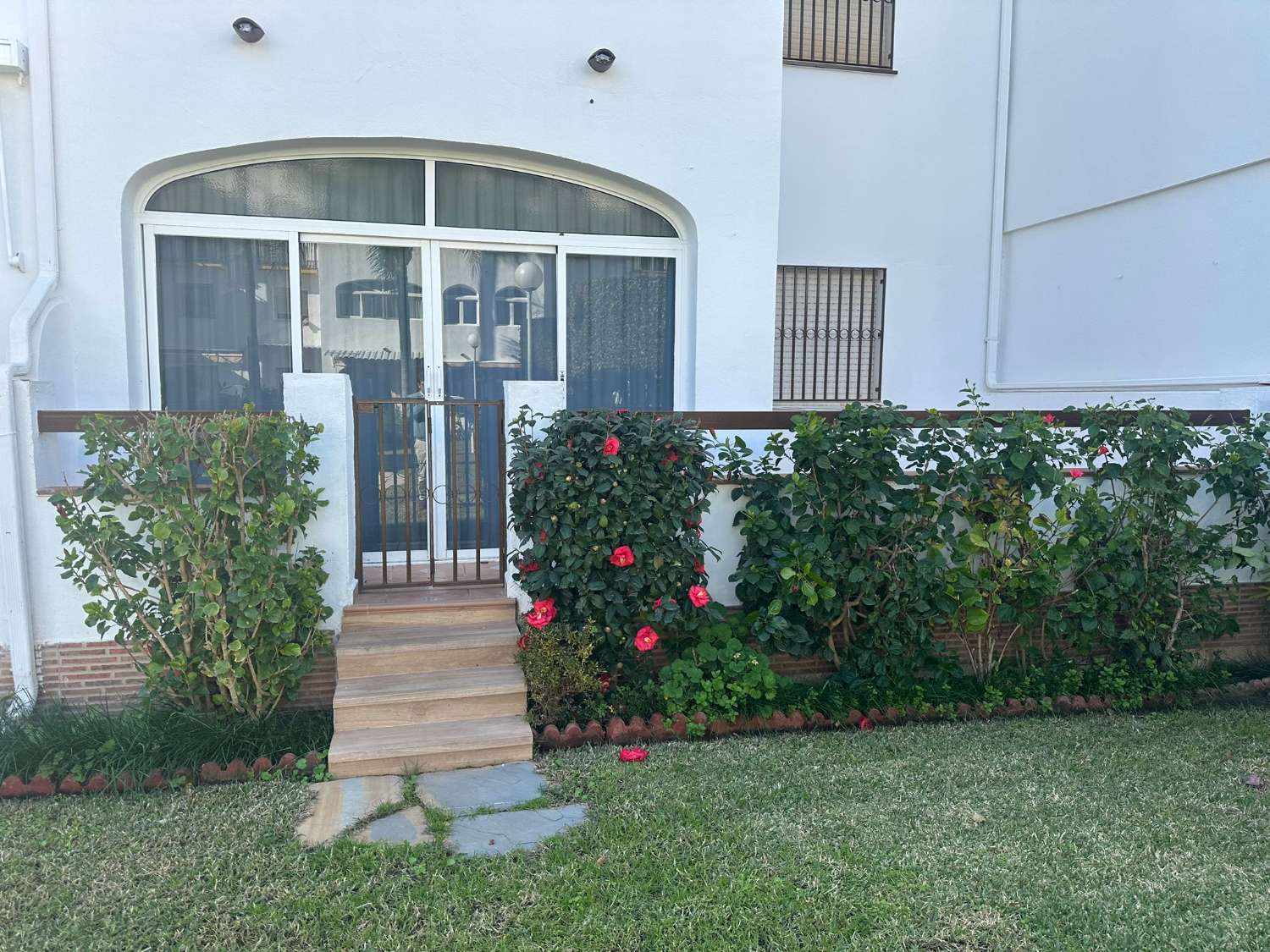 SE ALQUILA BONITO APARTAMENTO EN PLANTA  BAJA DESDE AHORA HASTA 30.6.26 Y DESDE   1.9.26 -30.-6.27 ENBENALMADENA