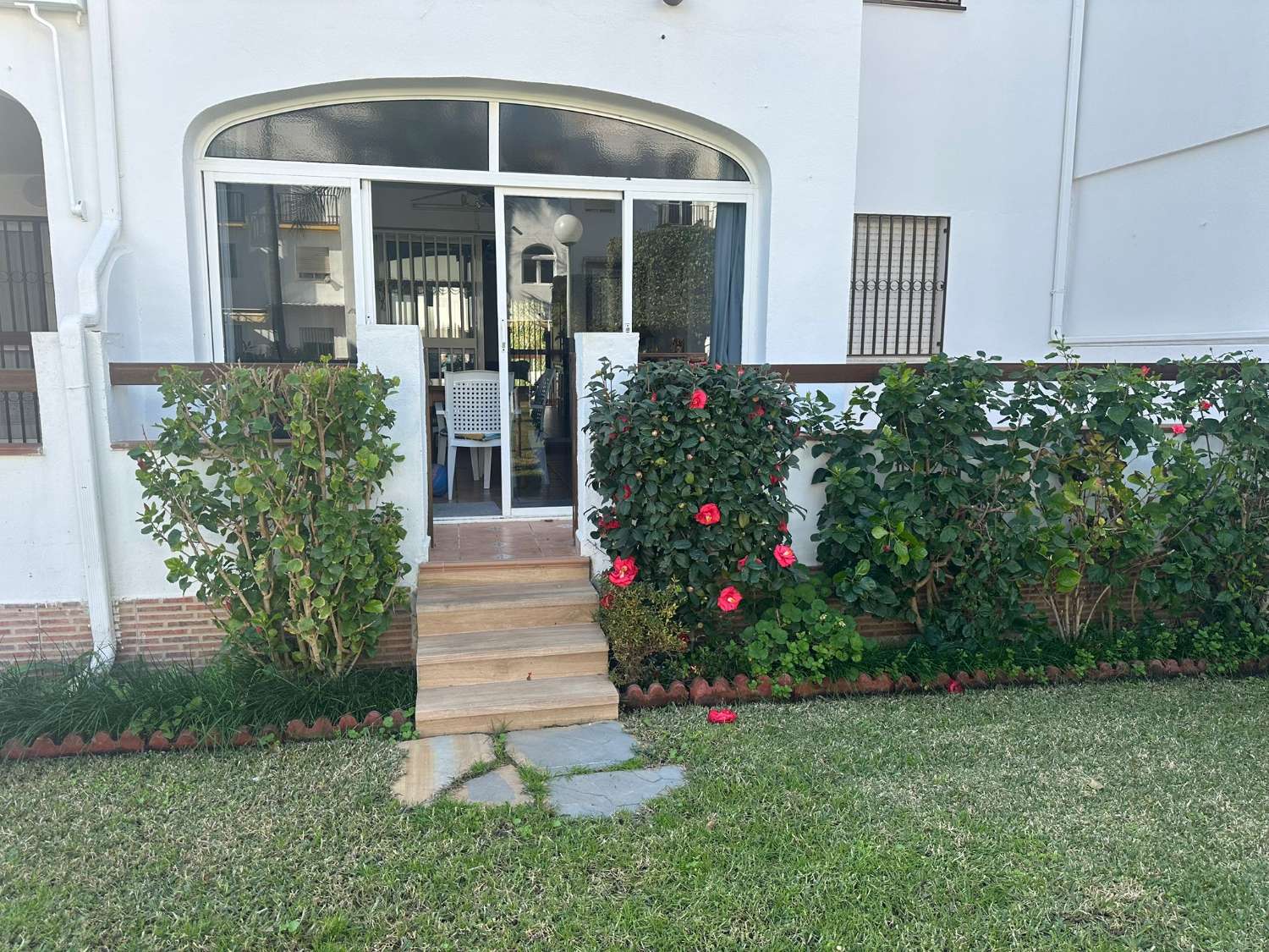 SE ALQUILA BONITO APARTAMENTO EN PLANTA  BAJA DESDE AHORA HASTA 30.6.26 Y DESDE   1.9.26 -30.-6.27 ENBENALMADENA