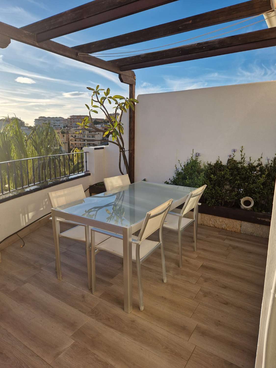 SE ALQUILA BONITO ATICO DESDE AHORA -15.6.26 Y DESDE 1.10.26-15.6.27 EN MIJAS