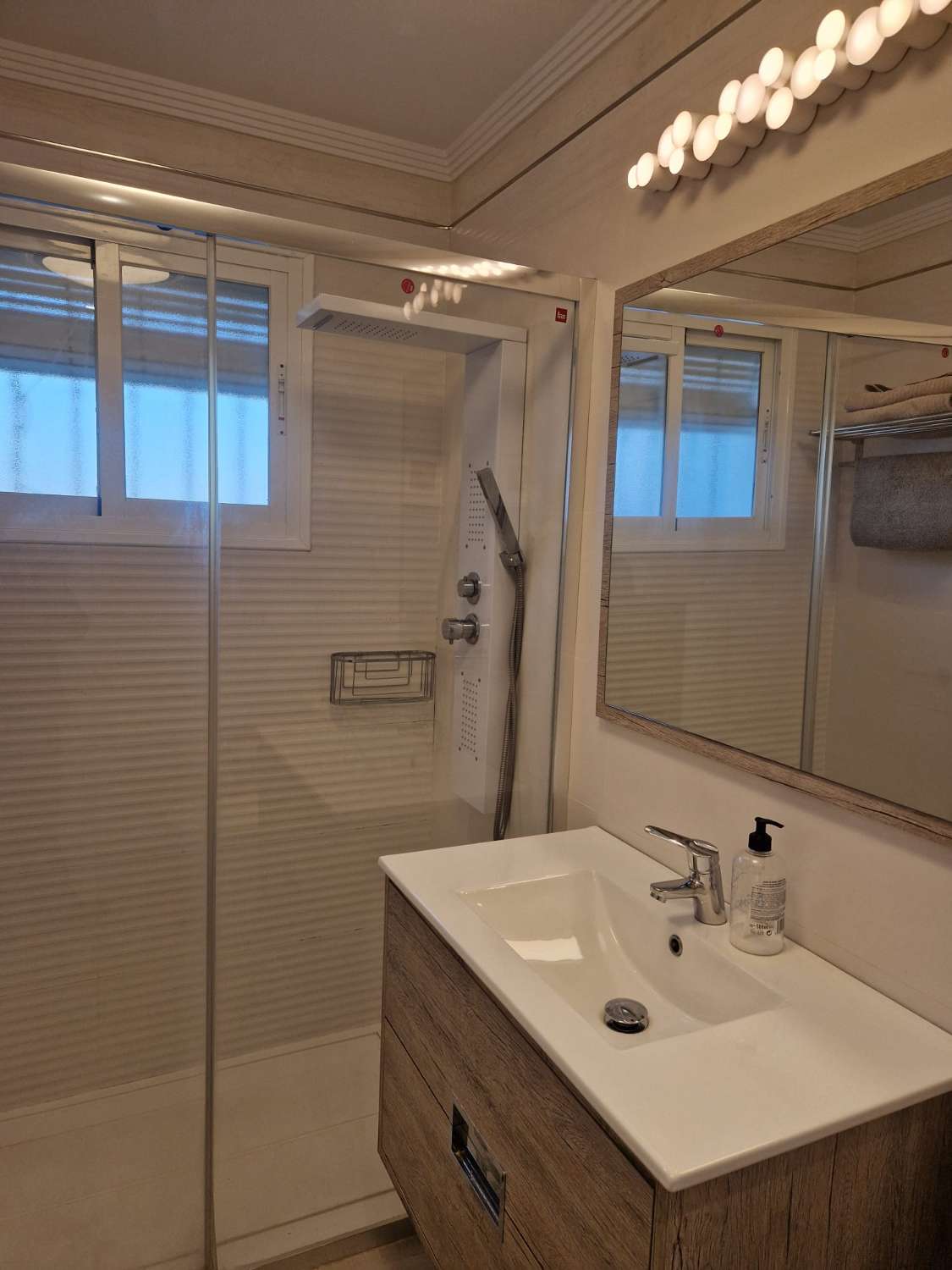 SE ALQUILA BONITO ATICO DESDE AHORA -15.6.26 Y DESDE 1.10.26-15.6.27 EN MIJAS