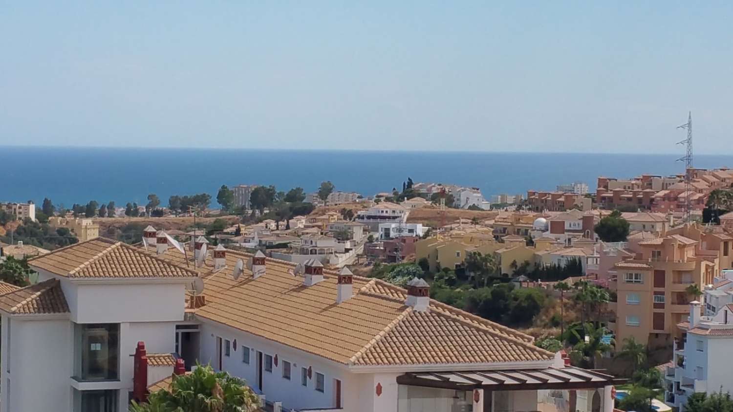 SE ALQUILA BONITO ATICO DESDE AHORA -15.6.26 Y DESDE 1.10.26-15.6.27 EN MIJAS