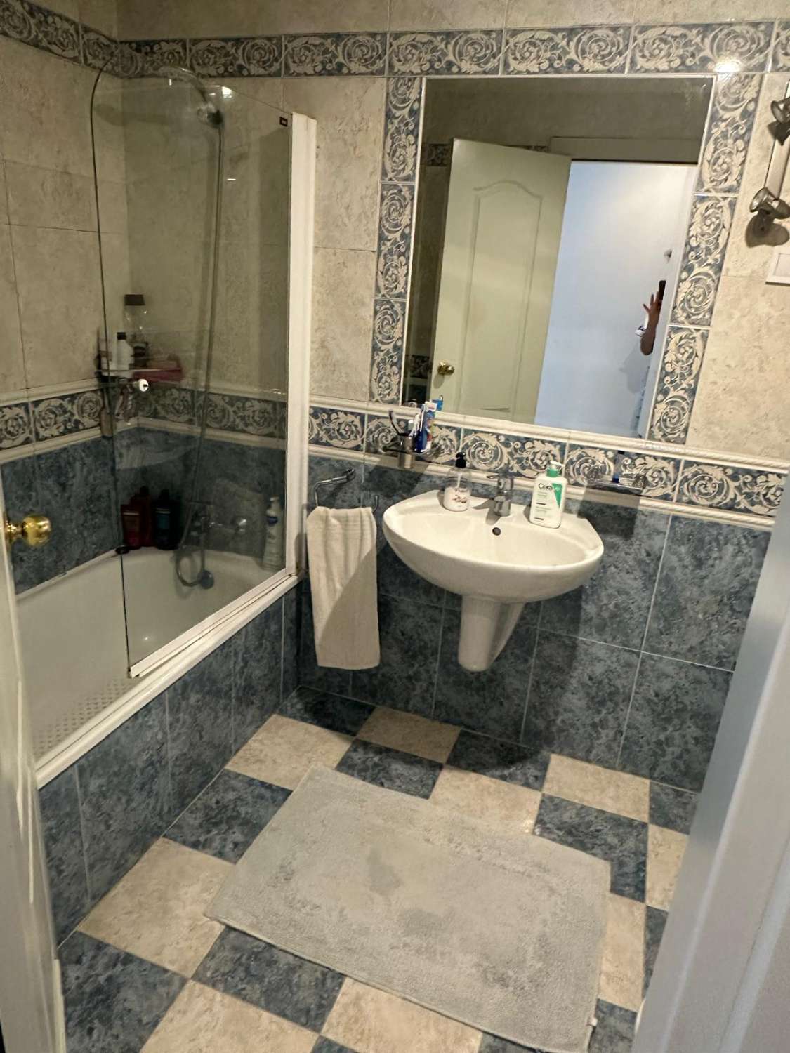 Se vende magnifico apartamento con vistas al mar a 3 minutos de la playa – Benalmádena