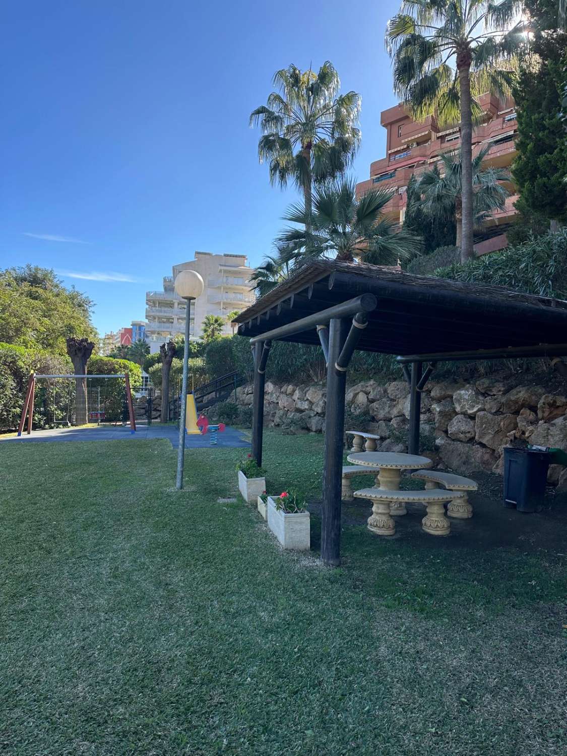 Se vende magnifico apartamento con vistas al mar a 3 minutos de la playa – Benalmádena