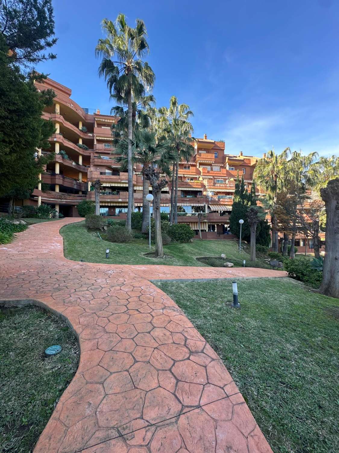Se vende magnifico apartamento con vistas al mar a 3 minutos de la playa – Benalmádena