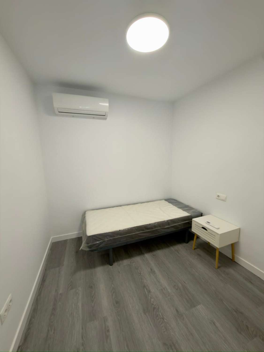 SE ALQUILA POR LARGA TEMPORADA BONITO APARTAMENTO EN PUERTO MARINA (BENALMADENA)