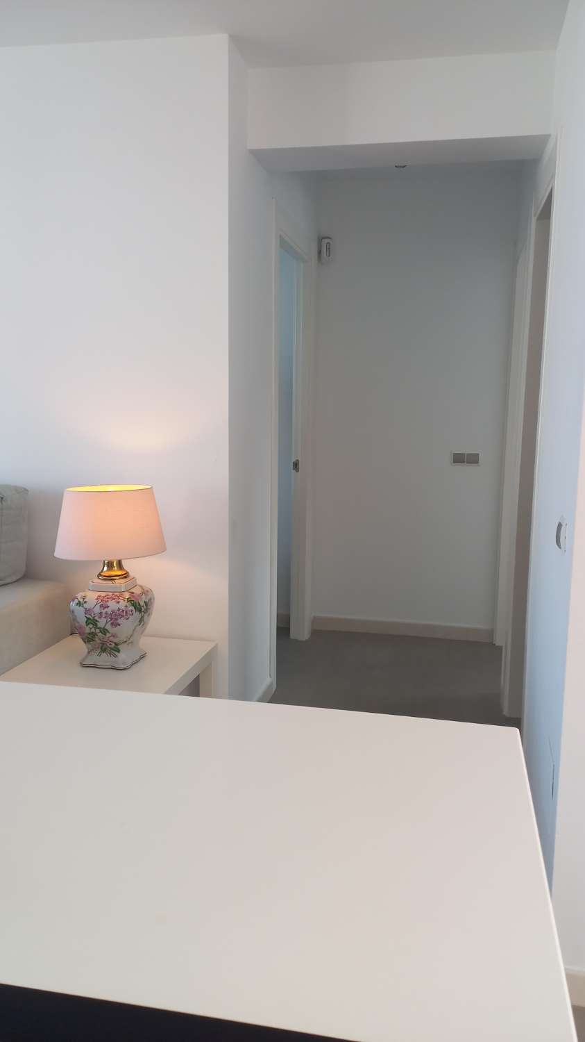 SE ALQUILA DE 1.5.26- 23.6.26 BONITO APARTAMENTO CON VISTAS AL MAR EN 1ª LINEA DE PLAYA EN FUENGIROLA