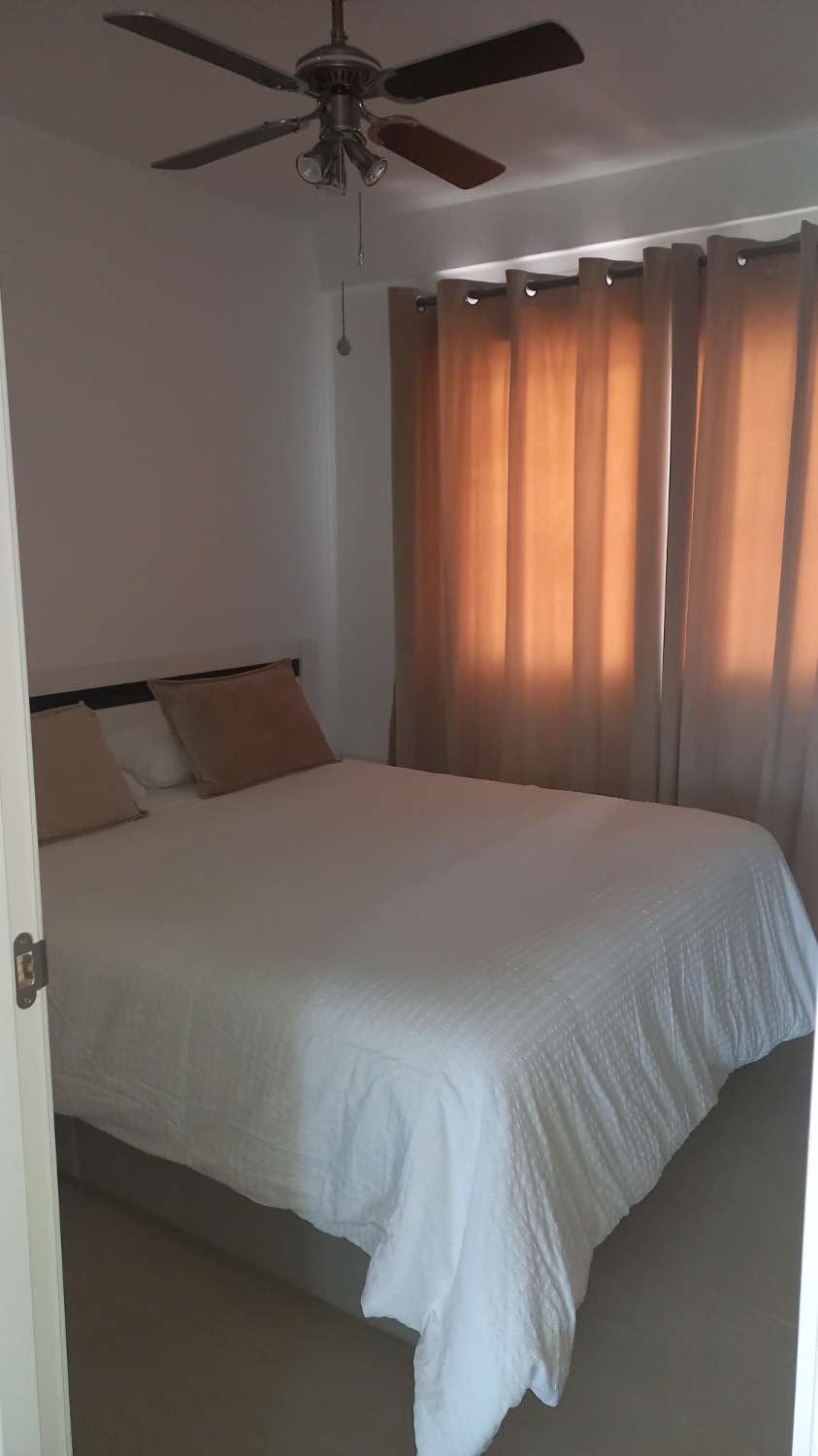 SE ALQUILA DE 1.5.26- 23.6.26 BONITO APARTAMENTO CON VISTAS AL MAR EN 1ª LINEA DE PLAYA EN FUENGIROLA