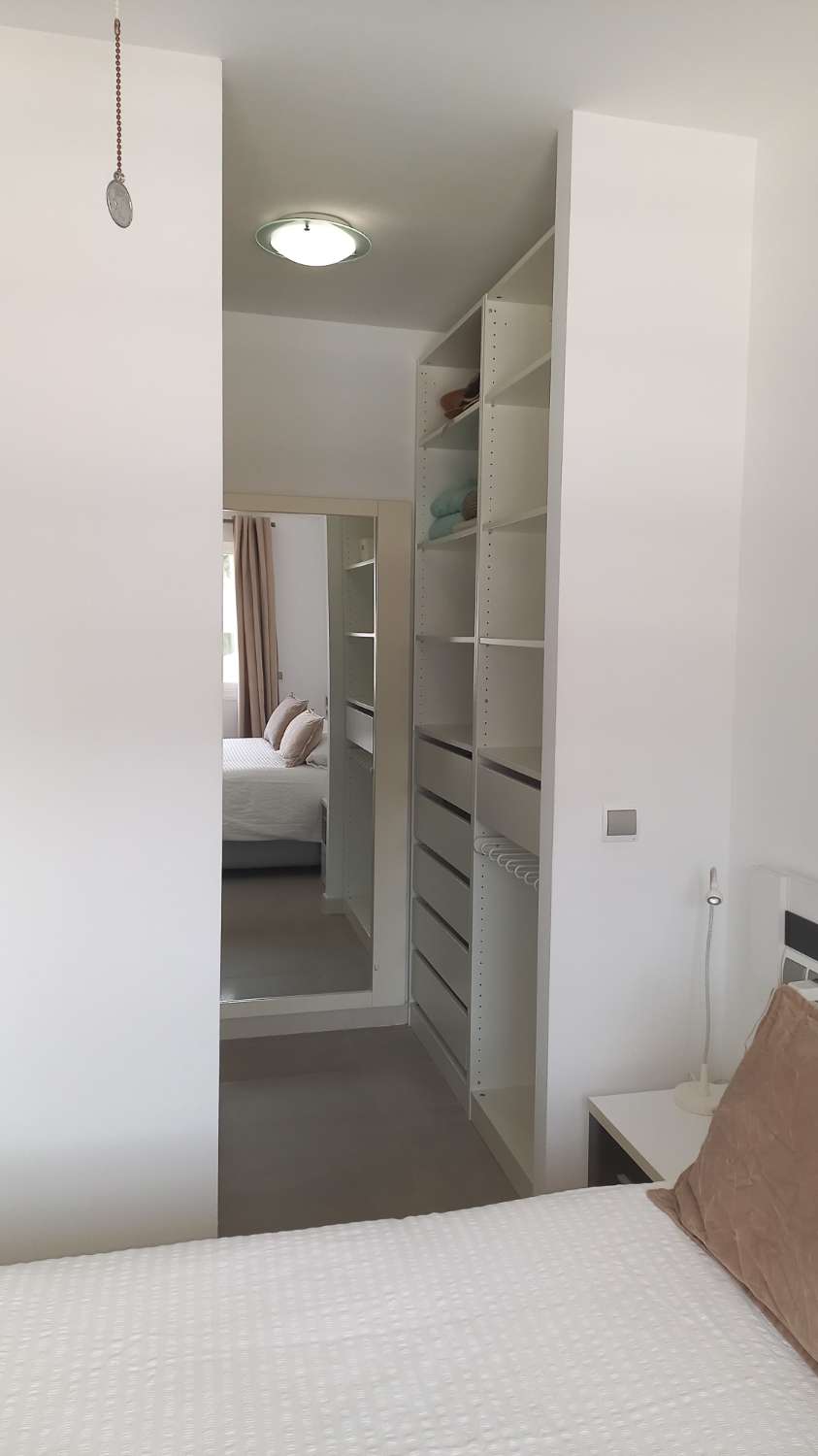 SE ALQUILA DE 1.5.26- 23.6.26 BONITO APARTAMENTO CON VISTAS AL MAR EN 1ª LINEA DE PLAYA EN FUENGIROLA