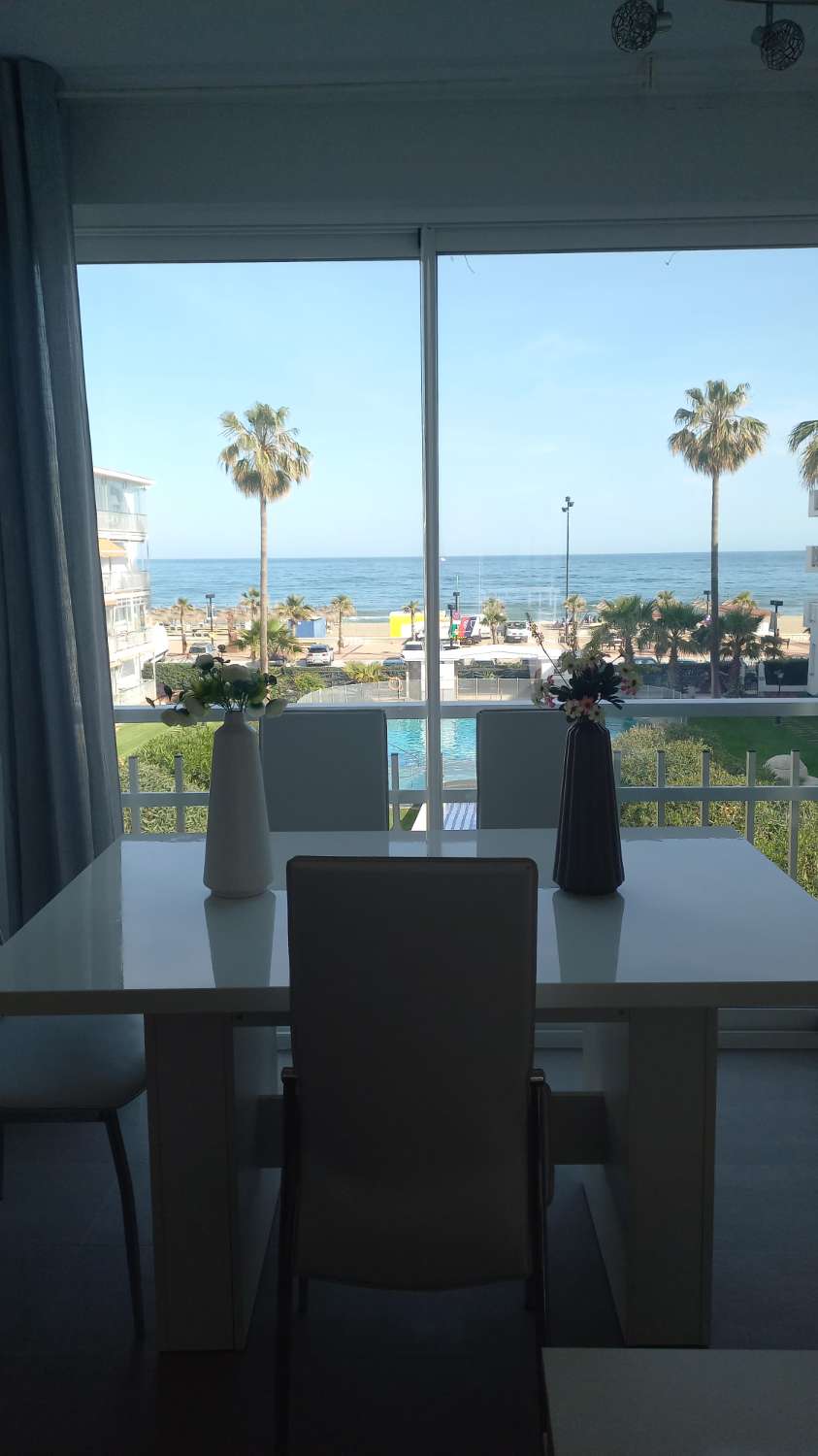 SE ALQUILA DE 1.5.26- 23.6.26 BONITO APARTAMENTO CON VISTAS AL MAR EN 1ª LINEA DE PLAYA EN FUENGIROLA