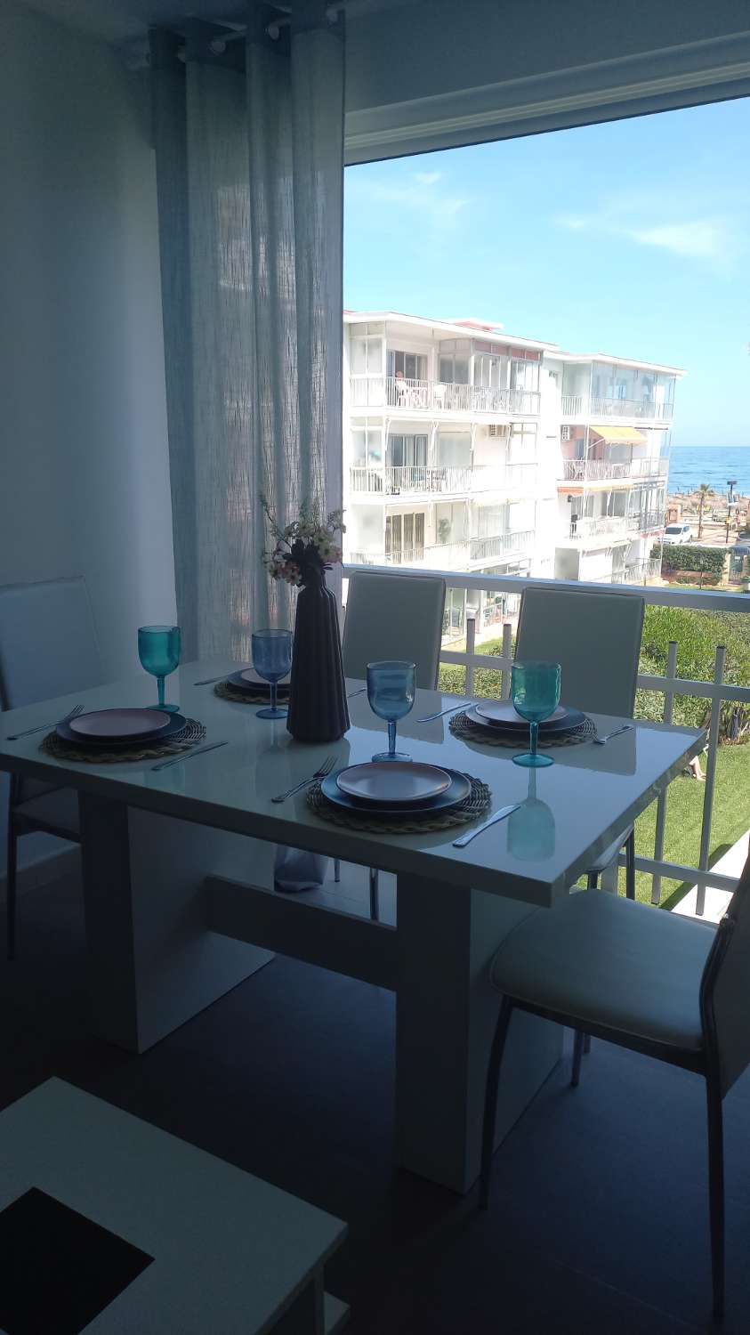 SE ALQUILA DE 1.5.26- 23.6.26 BONITO APARTAMENTO CON VISTAS AL MAR EN 1ª LINEA DE PLAYA EN FUENGIROLA