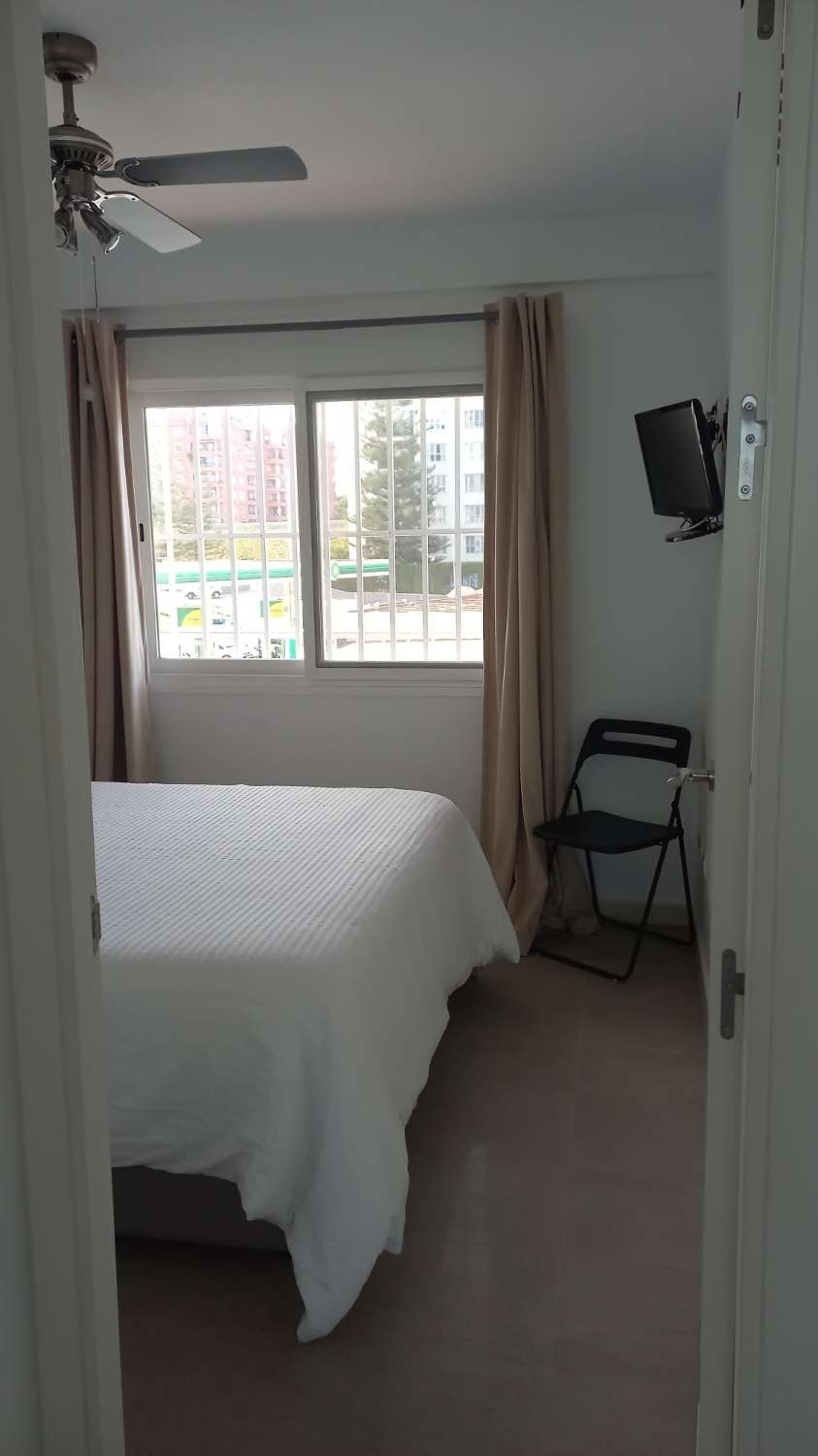 SE ALQUILA DE 1.5.26- 23.6.26 BONITO APARTAMENTO CON VISTAS AL MAR EN 1ª LINEA DE PLAYA EN FUENGIROLA