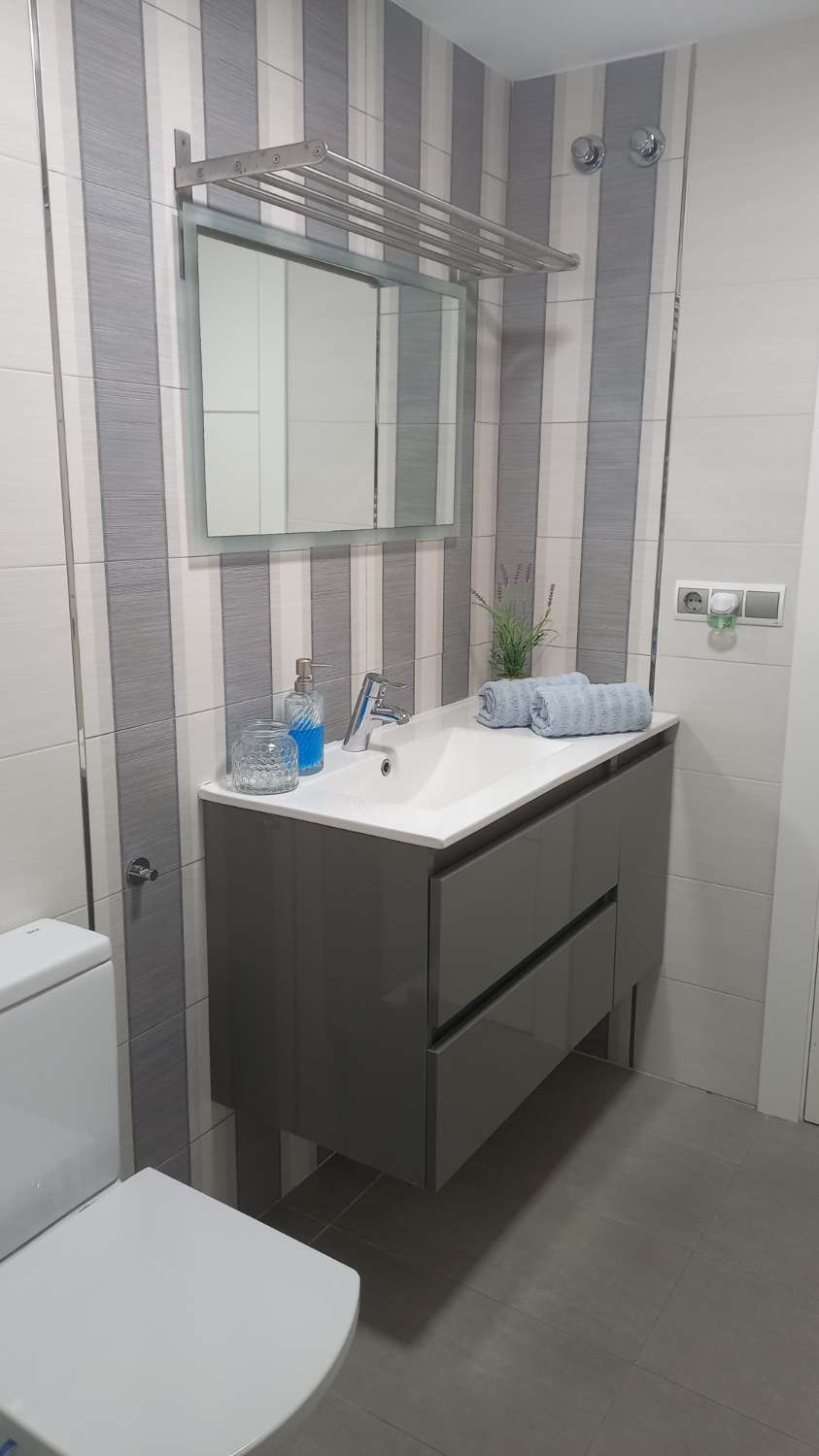 SE ALQUILA DE 1.5.26- 23.6.26 BONITO APARTAMENTO CON VISTAS AL MAR EN 1ª LINEA DE PLAYA EN FUENGIROLA