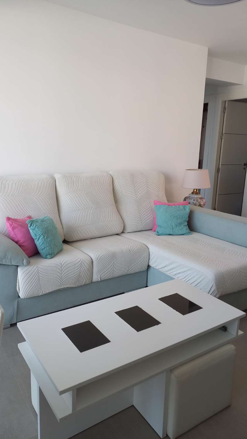 SE ALQUILA DE 1.5.26- 23.6.26 BONITO APARTAMENTO CON VISTAS AL MAR EN 1ª LINEA DE PLAYA EN FUENGIROLA