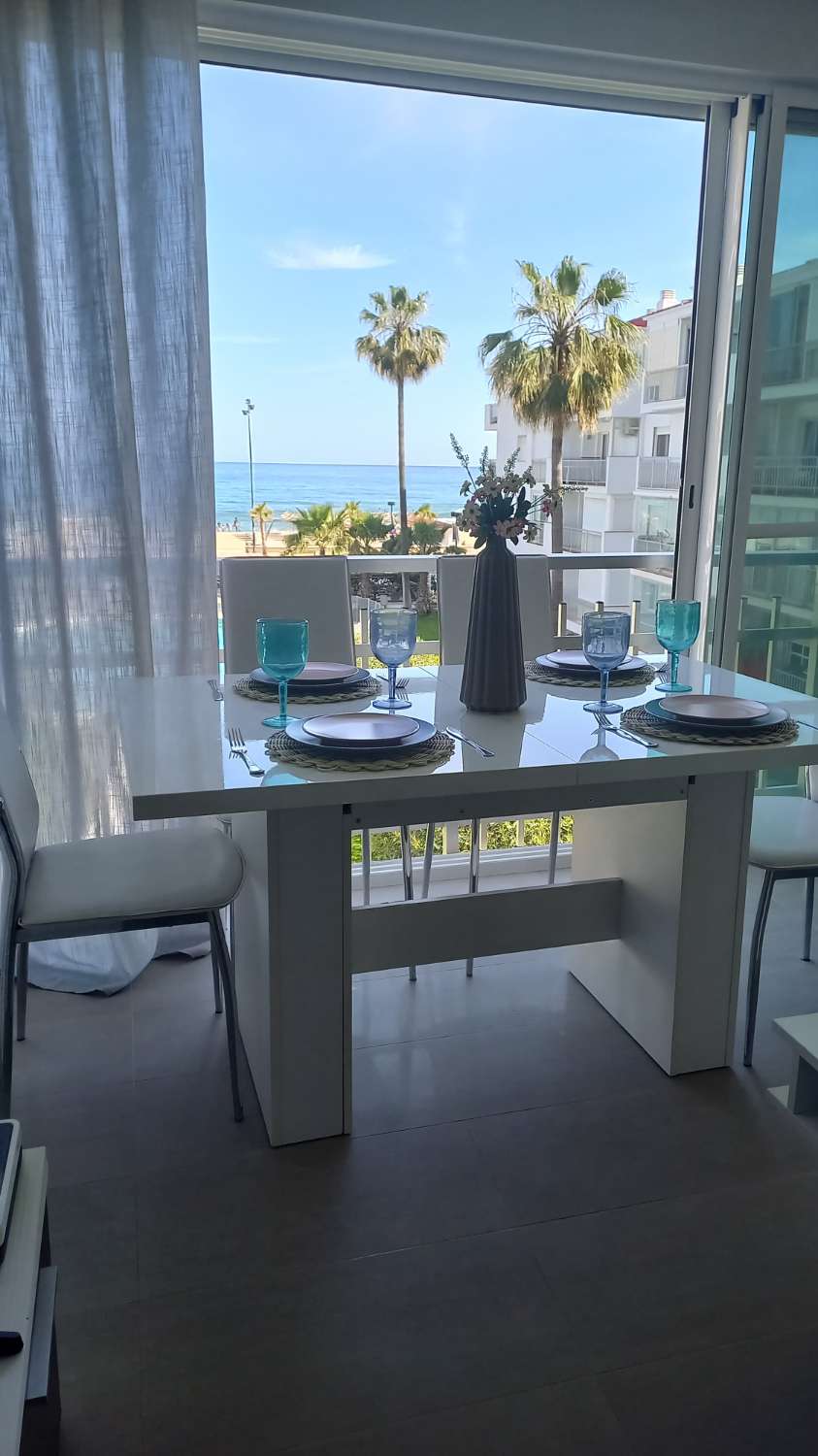 SE ALQUILA DE 1.5.26- 23.6.26 BONITO APARTAMENTO CON VISTAS AL MAR EN 1ª LINEA DE PLAYA EN FUENGIROLA