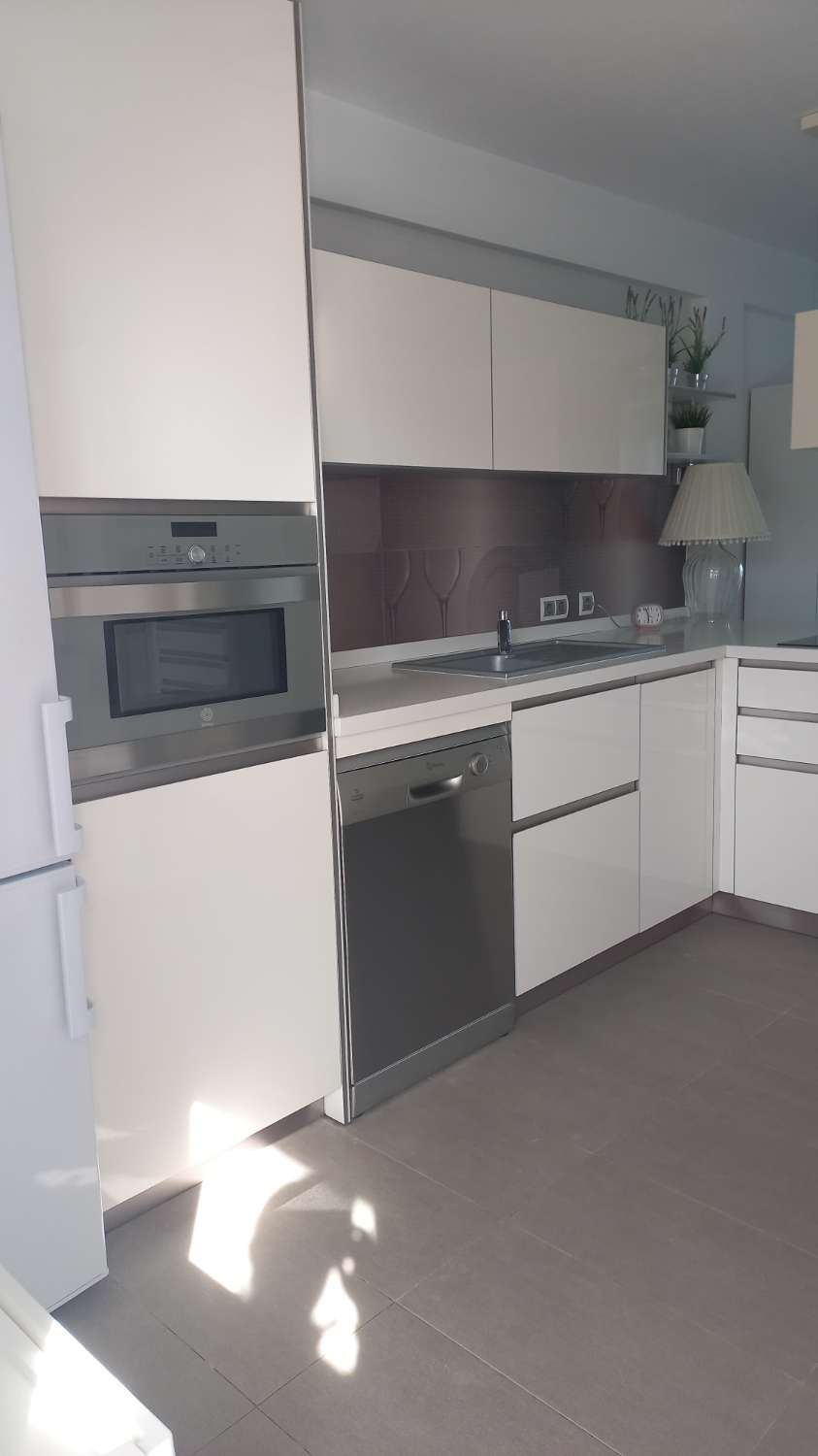 SE ALQUILA DE 1.5.26- 23.6.26 BONITO APARTAMENTO CON VISTAS AL MAR EN 1ª LINEA DE PLAYA EN FUENGIROLA