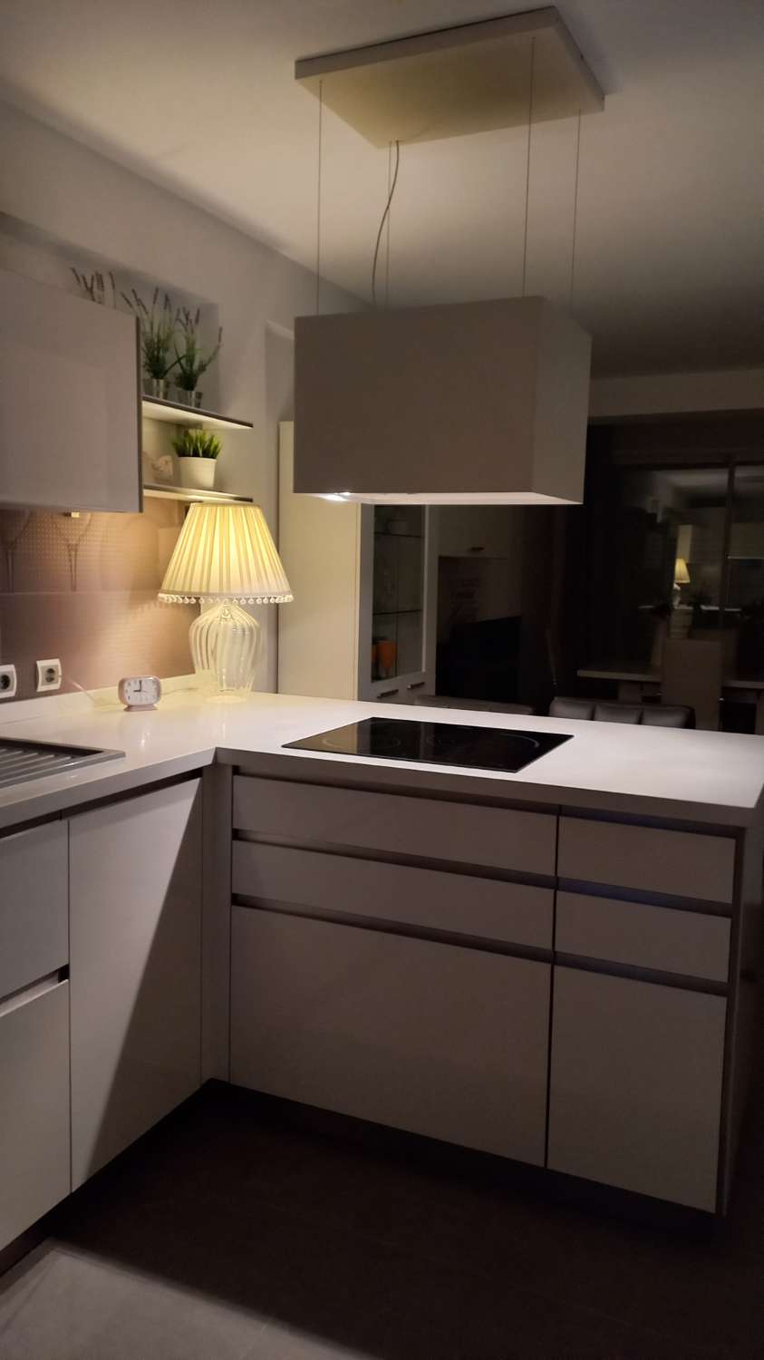 SE ALQUILA DE 1.5.26- 23.6.26 BONITO APARTAMENTO CON VISTAS AL MAR EN 1ª LINEA DE PLAYA EN FUENGIROLA