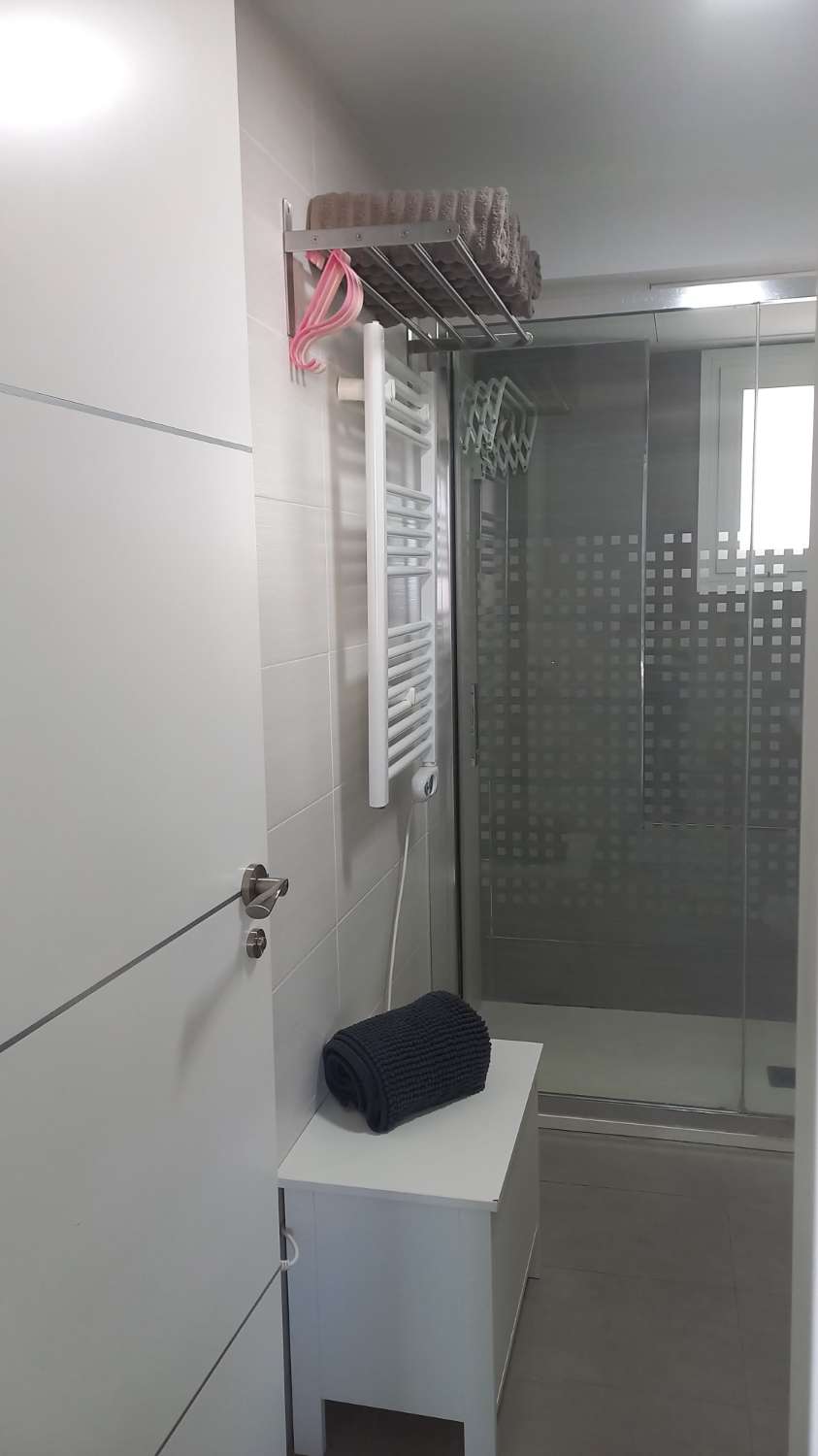 SE ALQUILA DE 1.5.26- 23.6.26 BONITO APARTAMENTO CON VISTAS AL MAR EN 1ª LINEA DE PLAYA EN FUENGIROLA