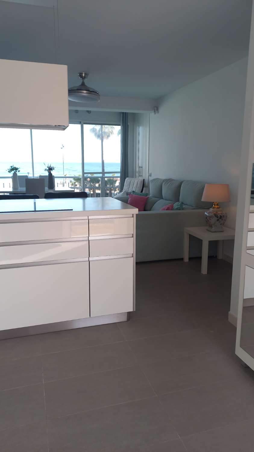 SE ALQUILA DE 1.5.26- 23.6.26 BONITO APARTAMENTO CON VISTAS AL MAR EN 1ª LINEA DE PLAYA EN FUENGIROLA