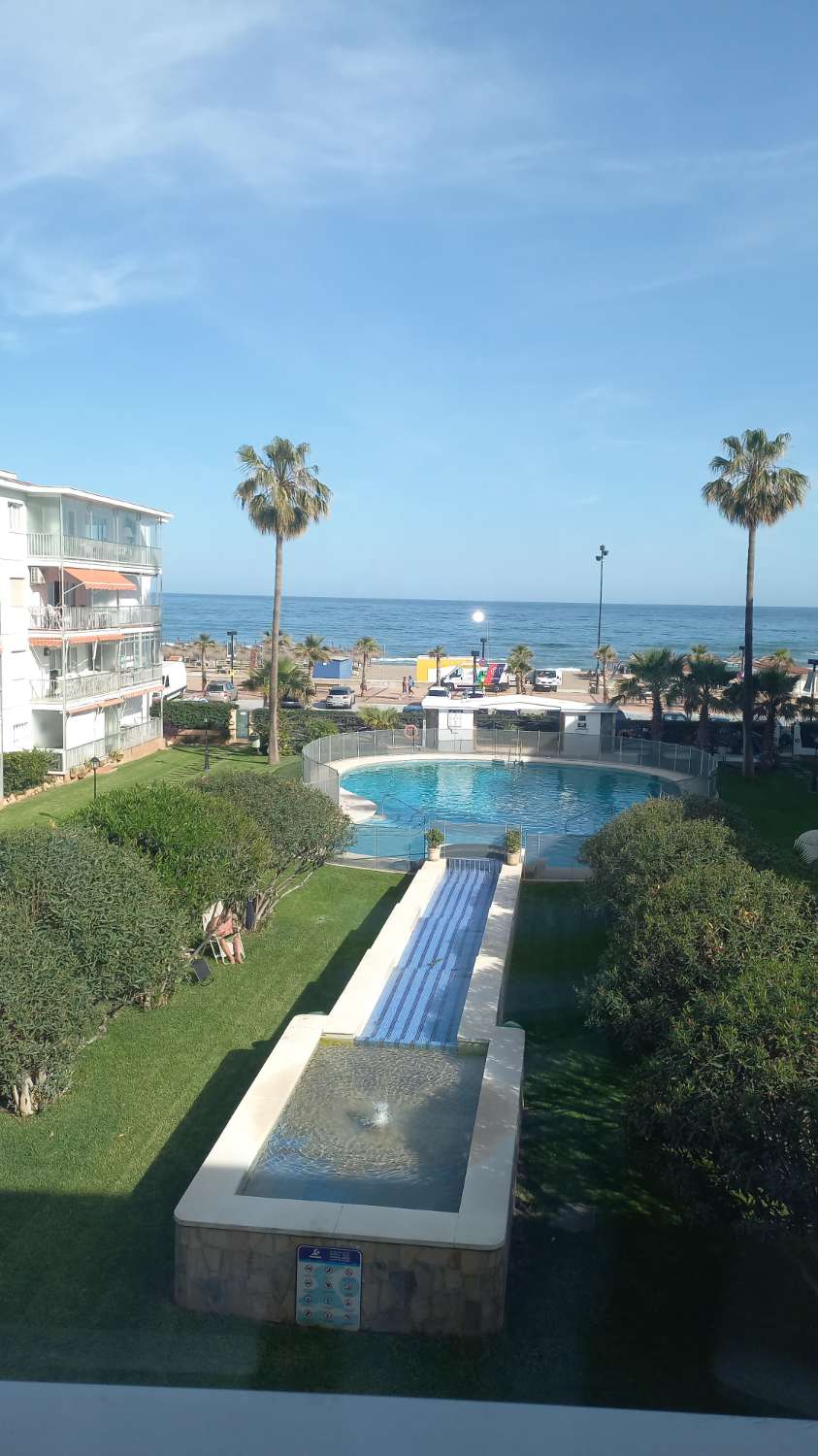 SE ALQUILA DE 1.5.26- 23.6.26 BONITO APARTAMENTO CON VISTAS AL MAR EN 1ª LINEA DE PLAYA EN FUENGIROLA