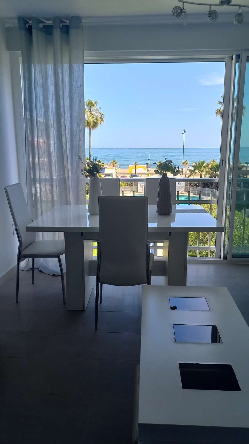 SE ALQUILA DE 1.5.26- 23.6.26 BONITO APARTAMENTO CON VISTAS AL MAR EN 1ª LINEA DE PLAYA EN FUENGIROLA