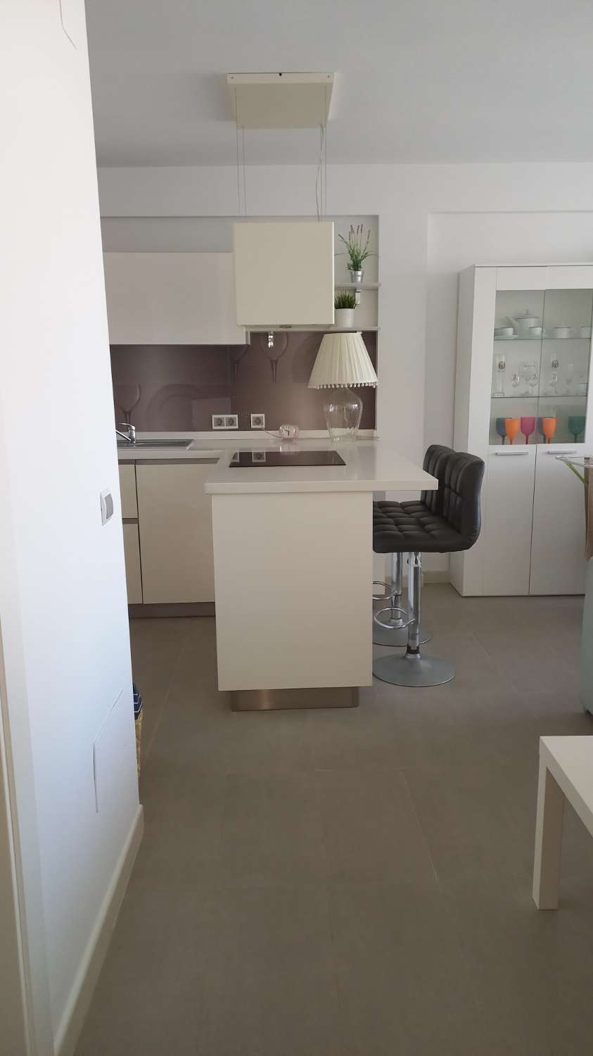 SE ALQUILA DE 1.5.26- 23.6.26 BONITO APARTAMENTO CON VISTAS AL MAR EN 1ª LINEA DE PLAYA EN FUENGIROLA