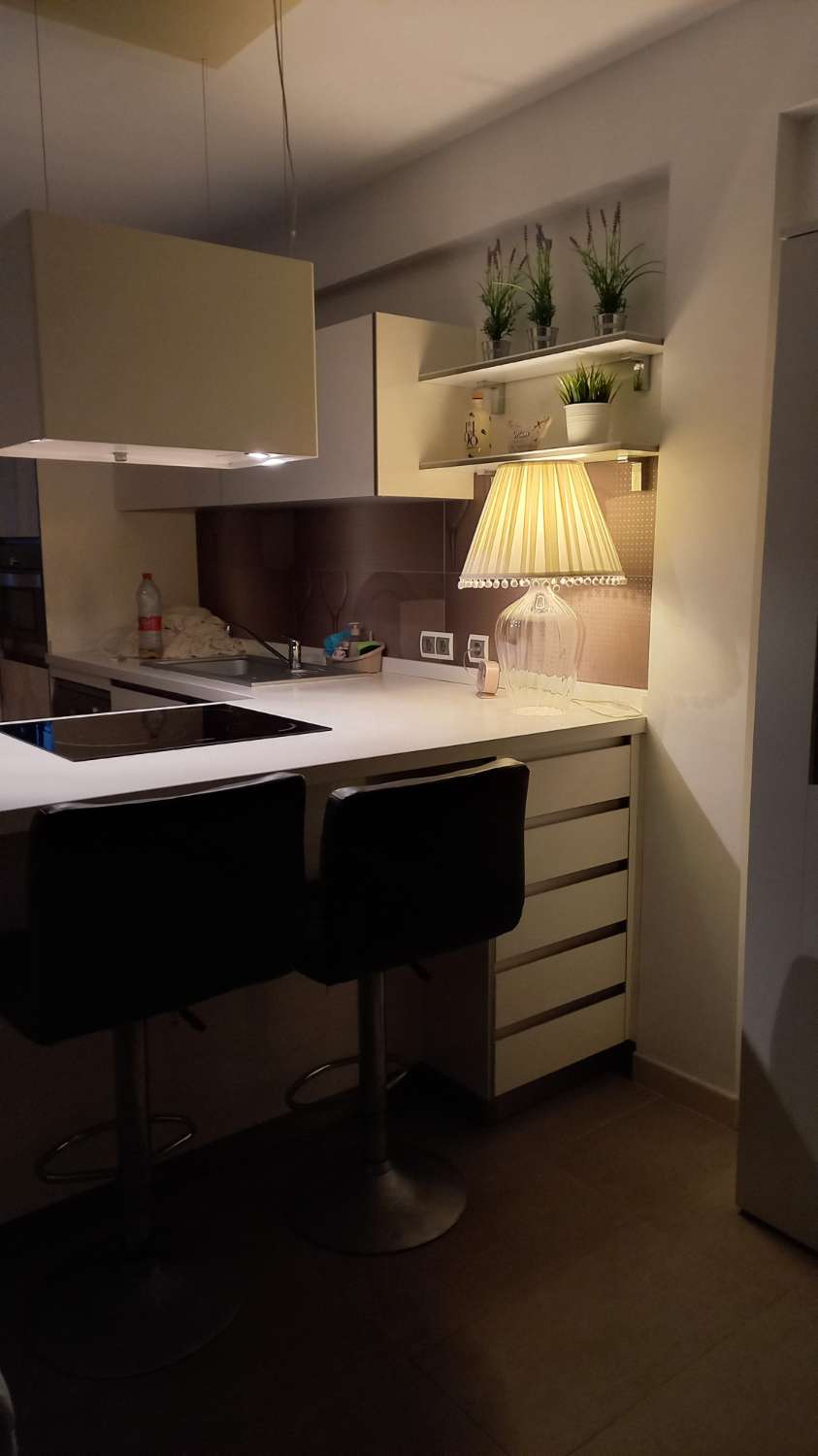 SE ALQUILA DE 1.5.26- 23.6.26 BONITO APARTAMENTO CON VISTAS AL MAR EN 1ª LINEA DE PLAYA EN FUENGIROLA