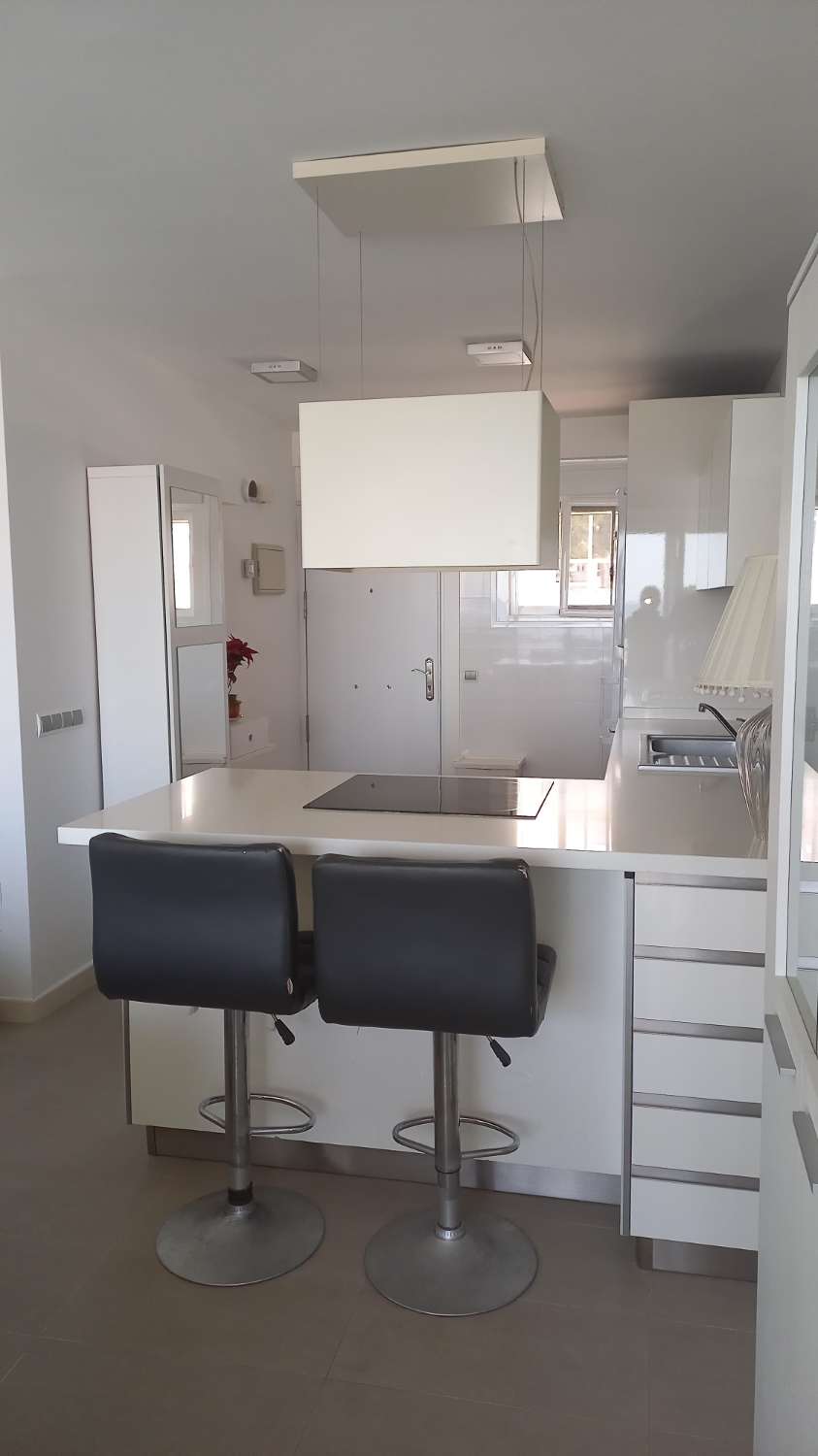 SE ALQUILA DE 1.5.26- 23.6.26 BONITO APARTAMENTO CON VISTAS AL MAR EN 1ª LINEA DE PLAYA EN FUENGIROLA