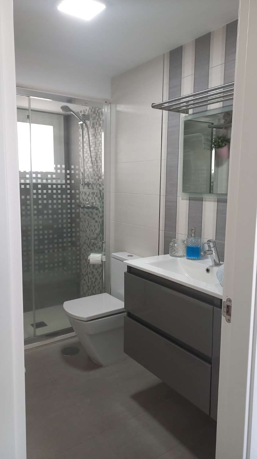 SE ALQUILA DE 1.5.26- 23.6.26 BONITO APARTAMENTO CON VISTAS AL MAR EN 1ª LINEA DE PLAYA EN FUENGIROLA