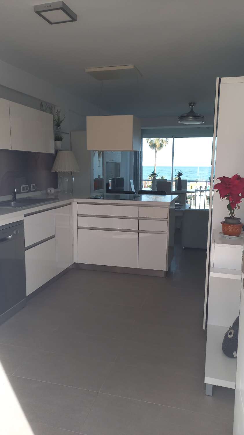 SE ALQUILA DE 1.5.26- 23.6.26 BONITO APARTAMENTO CON VISTAS AL MAR EN 1ª LINEA DE PLAYA EN FUENGIROLA