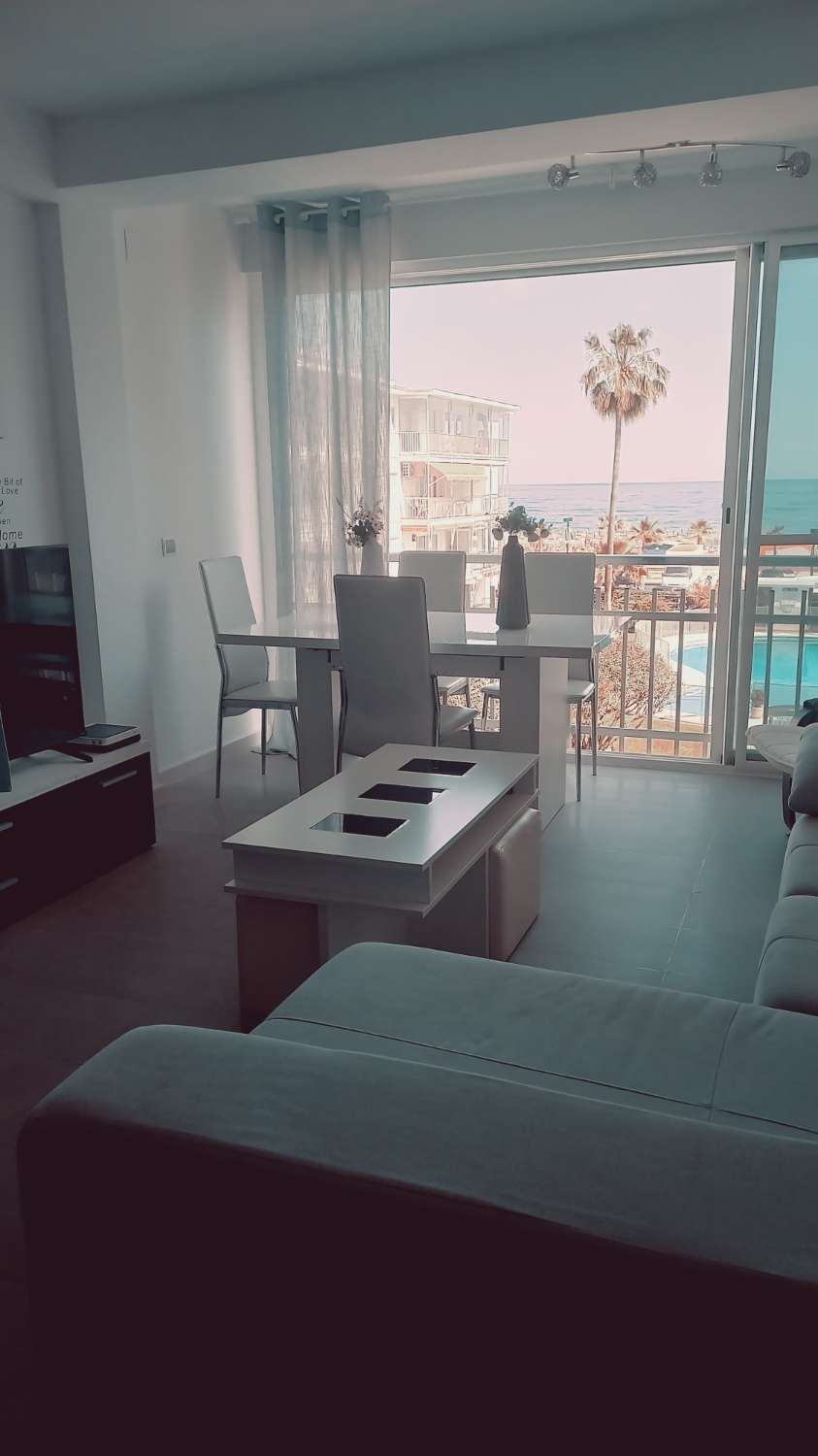 SE ALQUILA DE 1.5.26- 23.6.26 BONITO APARTAMENTO CON VISTAS AL MAR EN 1ª LINEA DE PLAYA EN FUENGIROLA