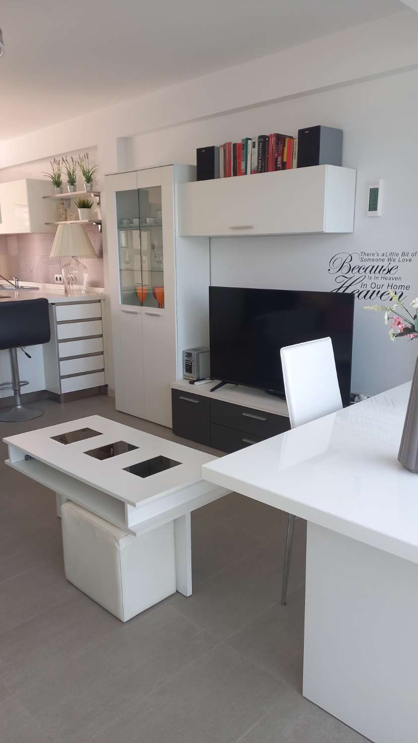 SE ALQUILA DE 1.5.26- 23.6.26 BONITO APARTAMENTO CON VISTAS AL MAR EN 1ª LINEA DE PLAYA EN FUENGIROLA