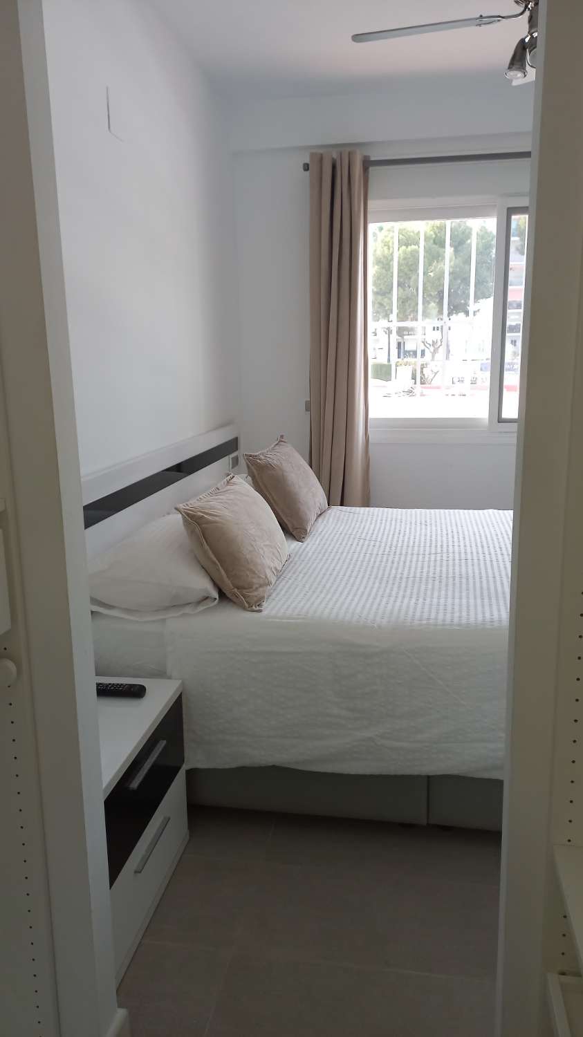 SE ALQUILA DE 1.5.26- 23.6.26 BONITO APARTAMENTO CON VISTAS AL MAR EN 1ª LINEA DE PLAYA EN FUENGIROLA