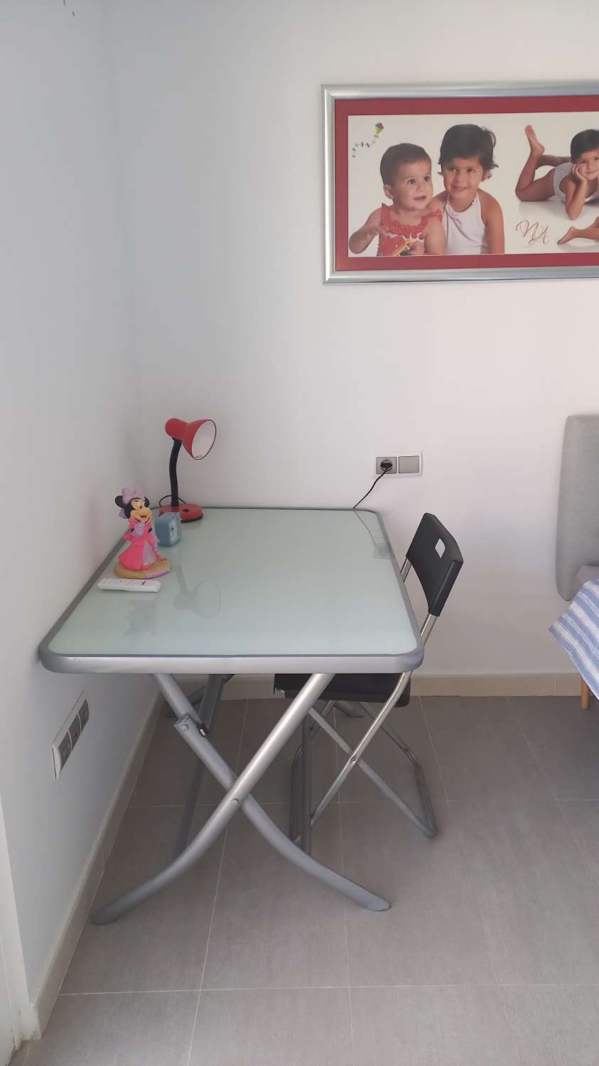 SE ALQUILA DE 1.5.26- 23.6.26 BONITO APARTAMENTO CON VISTAS AL MAR EN 1ª LINEA DE PLAYA EN FUENGIROLA