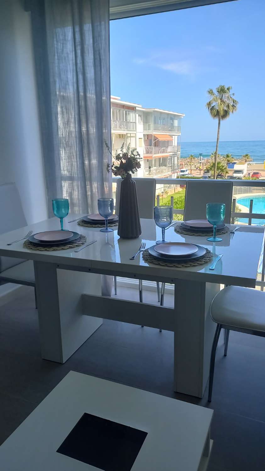 SE ALQUILA DE 1.5.26- 23.6.26 BONITO APARTAMENTO CON VISTAS AL MAR EN 1ª LINEA DE PLAYA EN FUENGIROLA