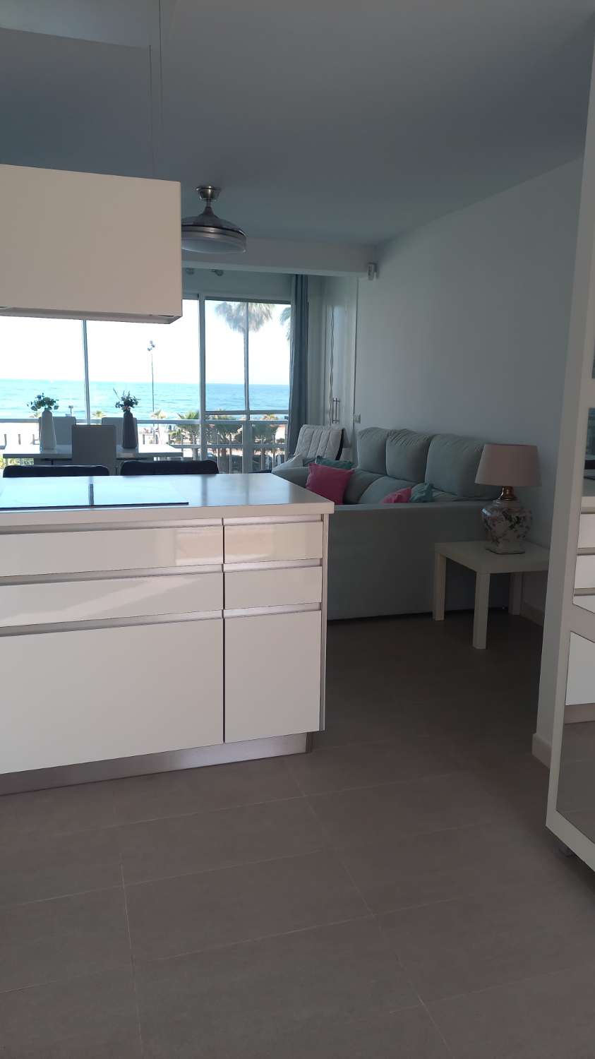 SE ALQUILA DE 1.5.26- 23.6.26 BONITO APARTAMENTO CON VISTAS AL MAR EN 1ª LINEA DE PLAYA EN FUENGIROLA