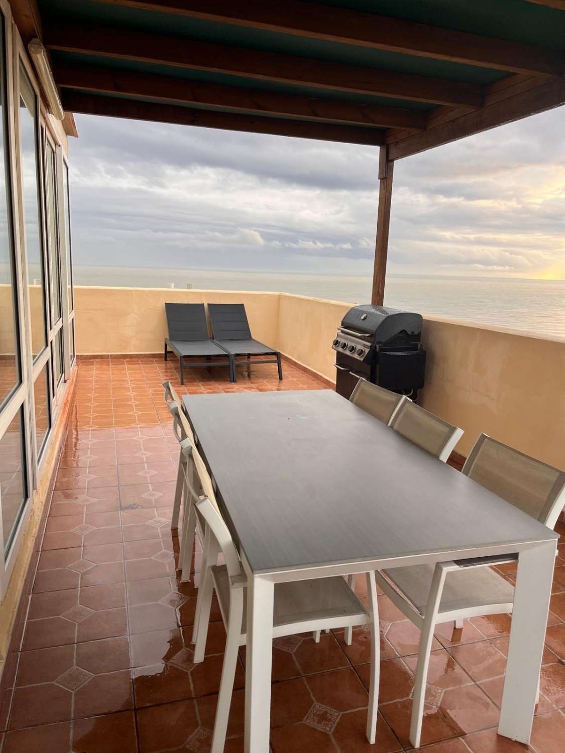 Se  alquila  por LARGA TEMPORADA  Con o Sin Muebles precioso Aticocon vistas al mar  en Playamar (Torremolinos)