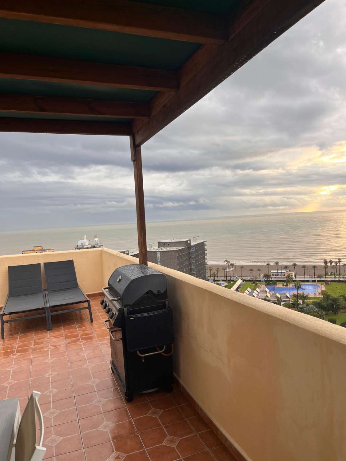 Se  alquila  por LARGA TEMPORADA  Con o Sin Muebles precioso Aticocon vistas al mar  en Playamar (Torremolinos)