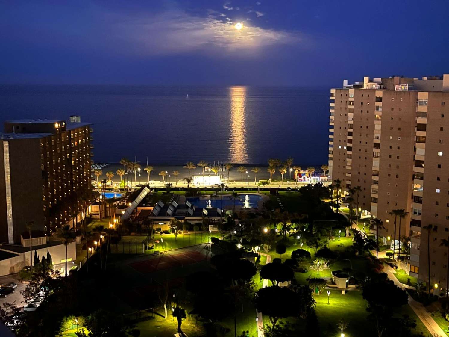 Se  alquila  por LARGA TEMPORADA  Con o Sin Muebles precioso Aticocon vistas al mar  en Playamar (Torremolinos)