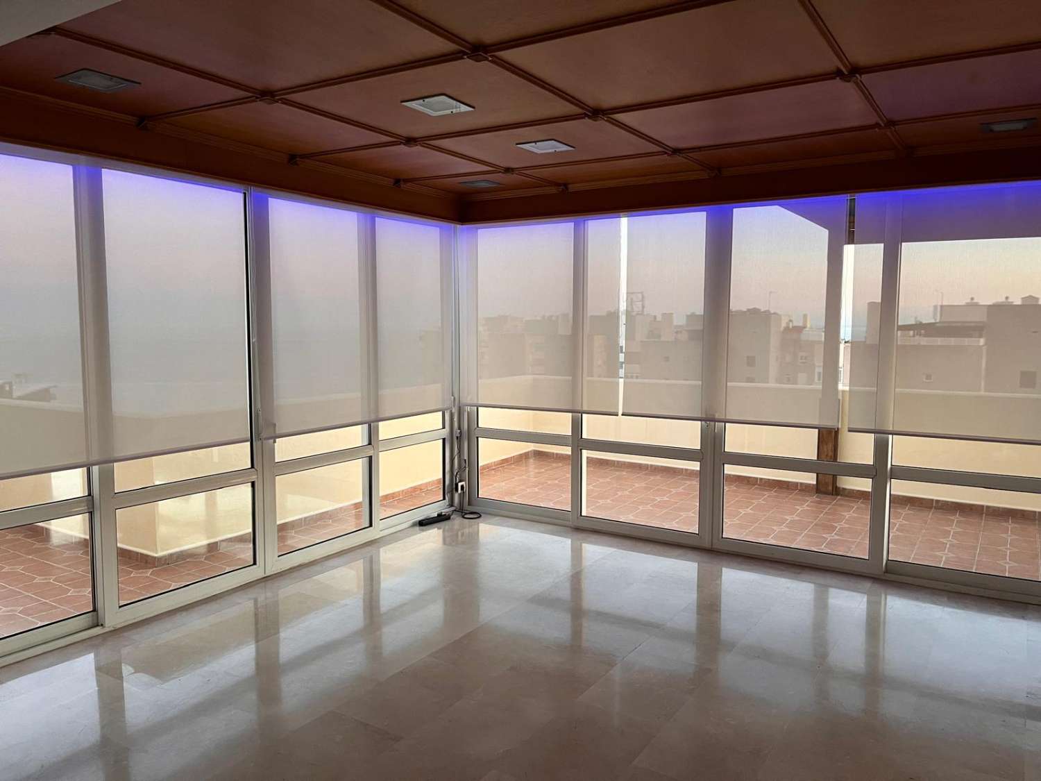 Se  alquila  por LARGA TEMPORADA  Con o Sin Muebles precioso Aticocon vistas al mar  en Playamar (Torremolinos)