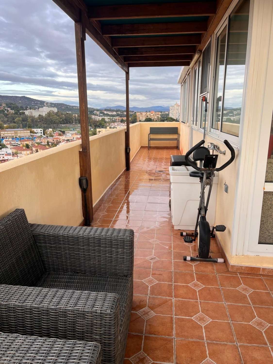 Se  alquila  por LARGA TEMPORADA  Con o Sin Muebles precioso Aticocon vistas al mar  en Playamar (Torremolinos)