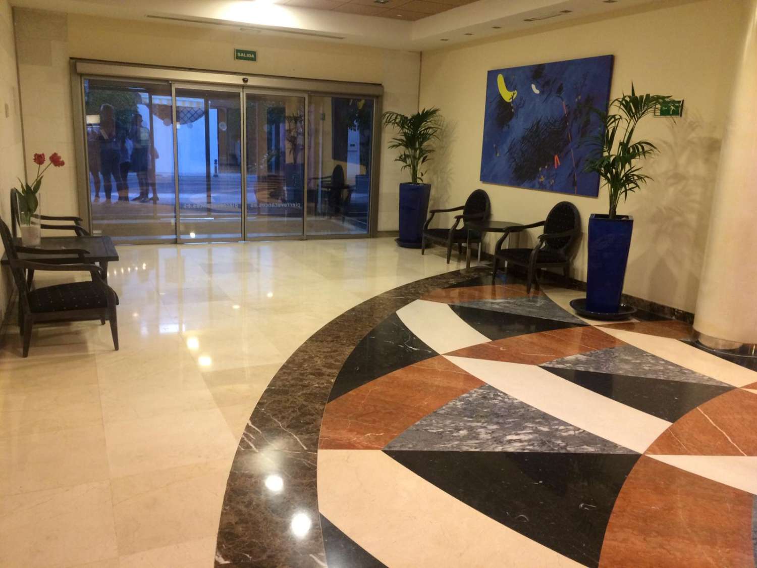 Se alquila desde 1.5 26-.28.2.27  y de 2.3.27-30.6.27  bonito apartamento  con vistas al mar  a 200 metros de la playa en Benalmádena