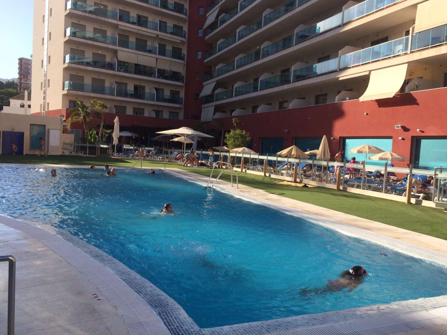 Se alquila desde 1.5 26-.28.2.27  y de 2.3.27-30.6.27  bonito apartamento  con vistas al mar  a 200 metros de la playa en Benalmádena