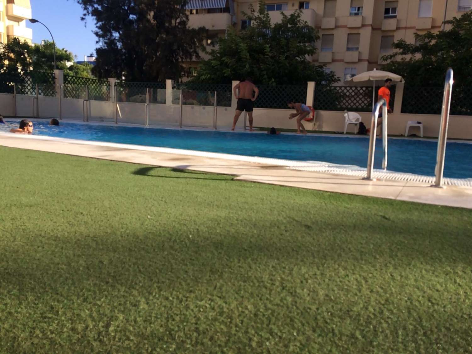 Se alquila desde 1.5 26-.28.2.27  y de 2.3.27-30.6.27  bonito apartamento  con vistas al mar  a 200 metros de la playa en Benalmádena