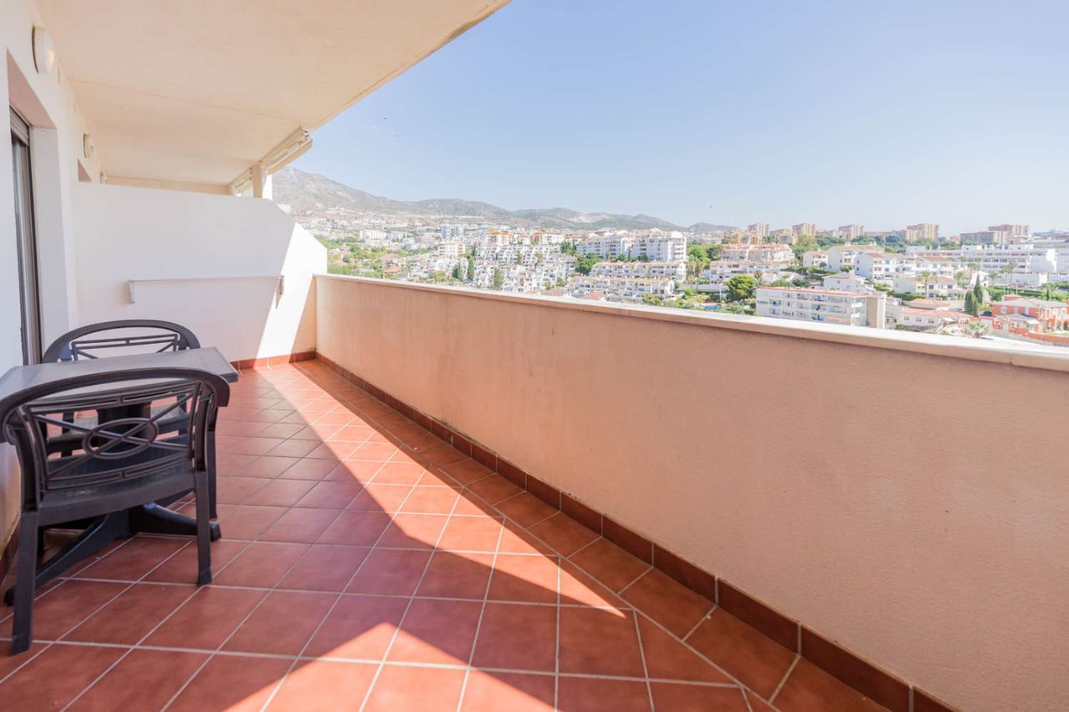 Se alquila desde 1.5 26-.28.2.27  y de 2.3.27-30.6.27  bonito apartamento  con vistas al mar  a 200 metros de la playa en Benalmádena