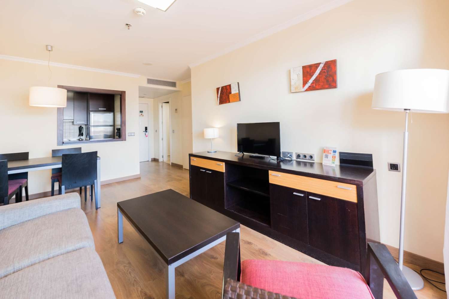 Se alquila desde 1.5 26-.28.2.27  y de 2.3.27-30.6.27  bonito apartamento  con vistas al mar  a 200 metros de la playa en Benalmádena